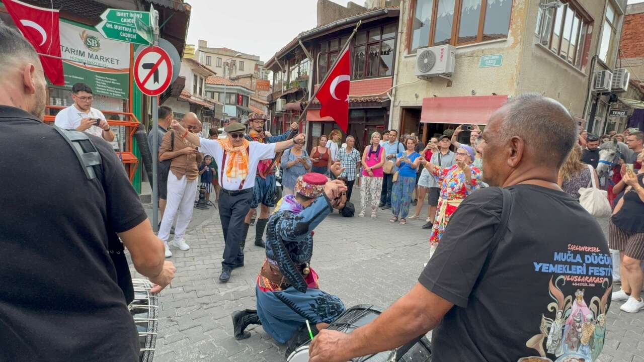 Menteşe’de Geleneksel Düğün Coşkusu: “Kız Evi” ve “Damat Evi” Etkinlikleri Renkli Görüntülere Sahne Oldu 2